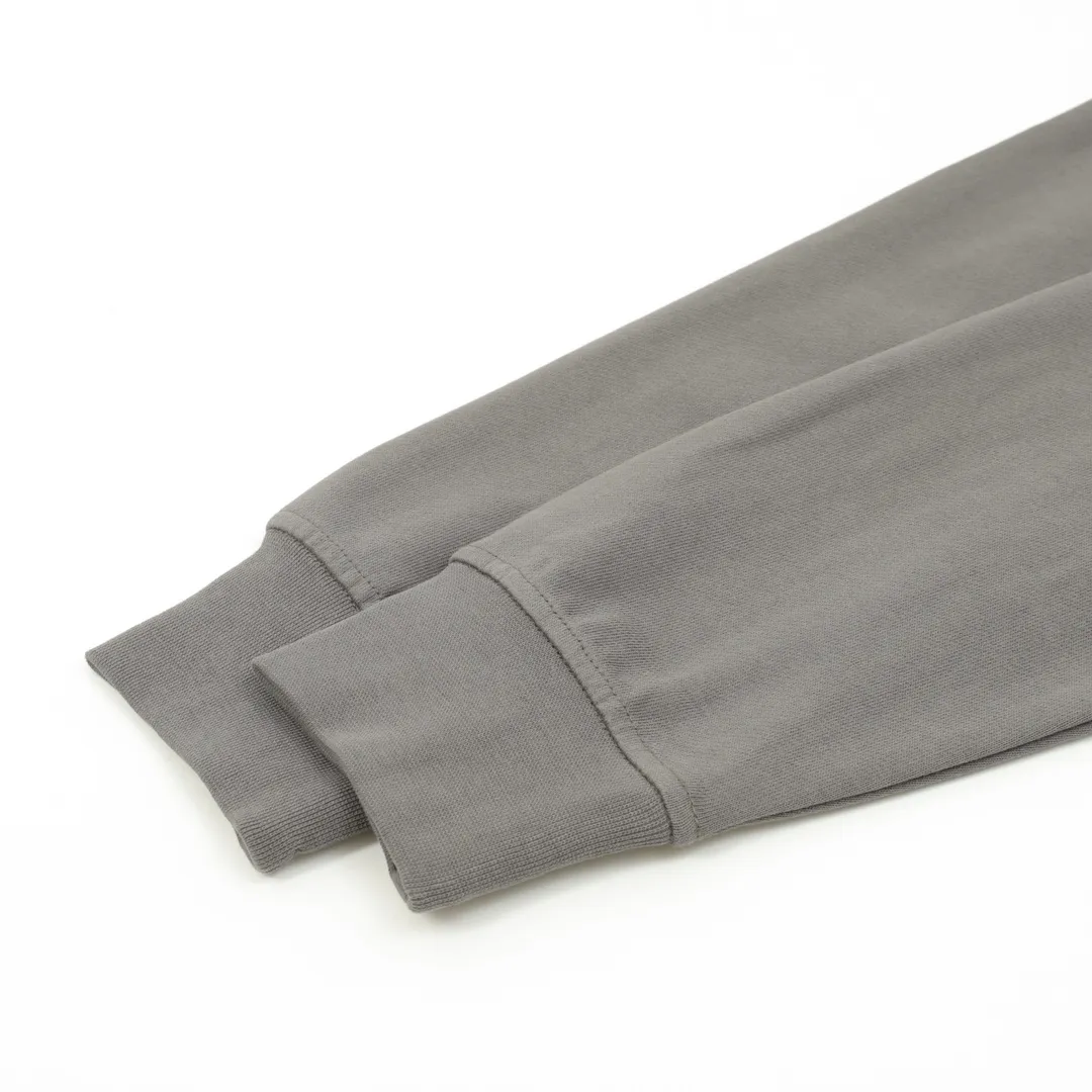 🅿️480 Stone Island 25FW reflective letter round neck sweatshirt is made of high-quality pure cotton fabric, which is not only soft to the touch, without any itch when close to the skin, but also has excellent performance. Moreover, the fabric has been specially treated to be wear-resistant and can still maintain good shape and color after multiple washes. The classic round neck design is simple and elegant, adapting to various face shapes and facial lines. The exquisite stitching on the cuffs and hem demonstrates the brand's ultimate pursuit of details. It is strong and durable and will not easily come off. Size: S-XL